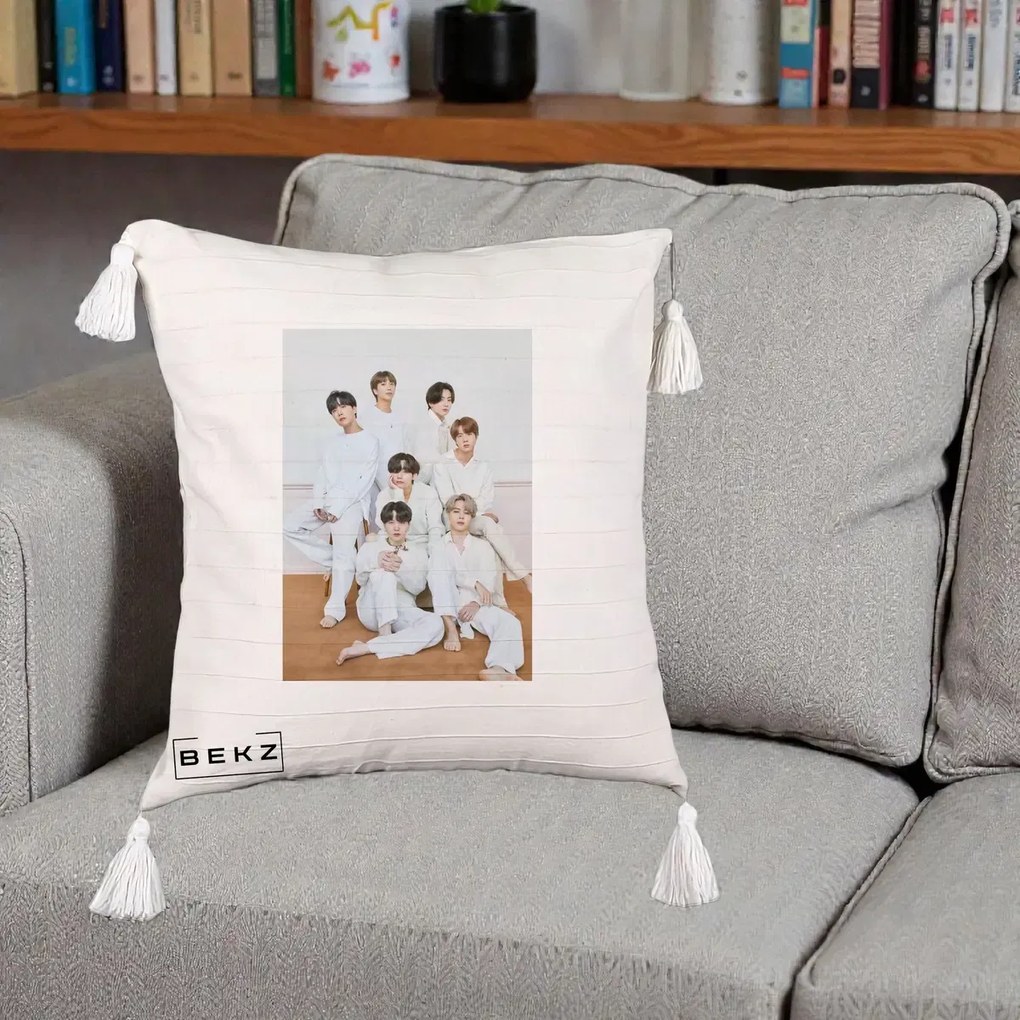 Perna Personalizata K-pop BTS Foto Grup All-White Elegant, 40x40 cm, Bej cu Franjuri, Husa Detasabila, Perna Inclusa, BEKZ®