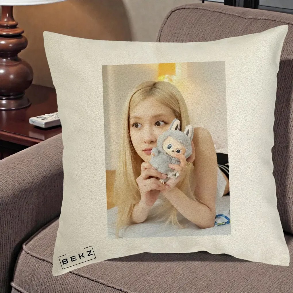Perna Personalizata K-pop BLACKPINK Rose cu Papusa Iepure, 40x40 cm, Ecru, Husa Detasabila, Perna Inclusa, BEKZ®