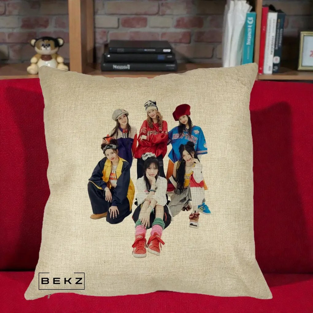 Perna Personalizata Grup K-pop Fete Streetwear Foto, 40x40 cm, Crem, Husa Detasabila, Perna Inclusa, BEKZ®