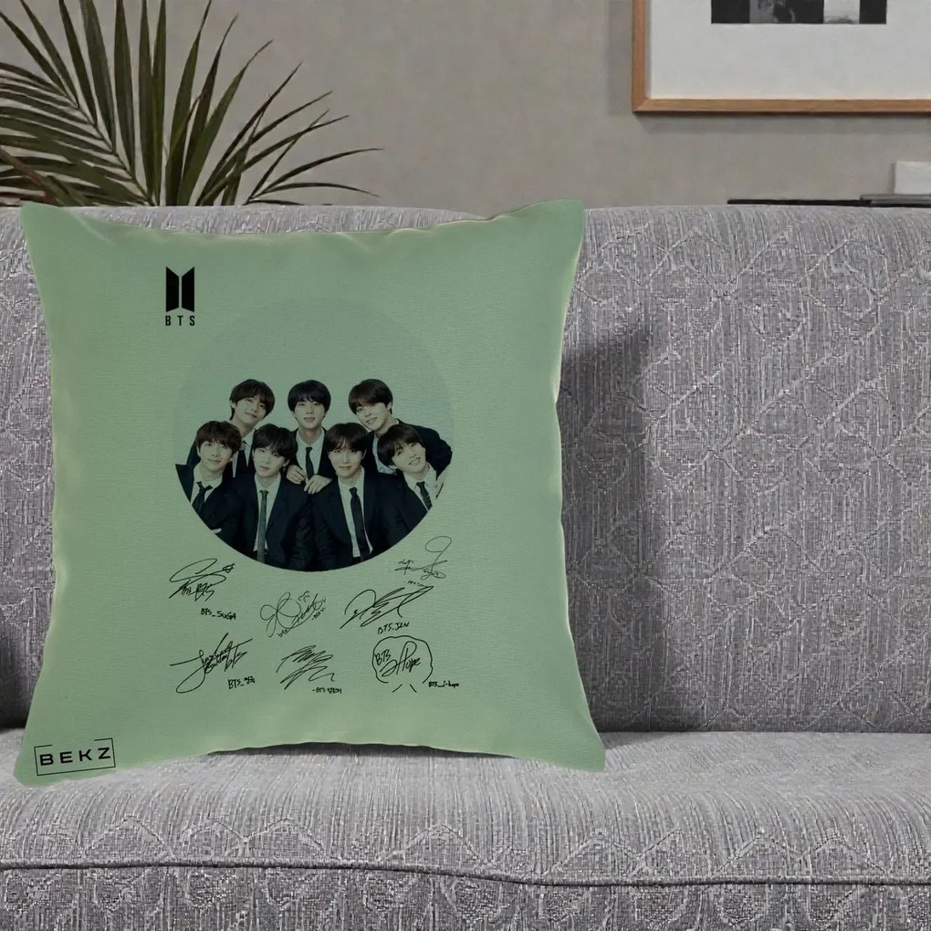 Perna Personalizata K-pop BTS Fotografie Grup Costum Negru si Autografe Cerc, 40x40 cm, Verde, Husa Detasabila, Perna Inclusa, BEKZ®