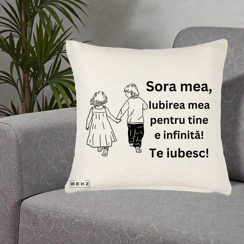 Cadou pentru Sora - Perna Personalizata Sora Mea Te Iubesc Copii Tinand Maini din Spate, 40x40 cm, Crem Reliefat, Husa Detasabila, Perna Inclusa, BEKZ®