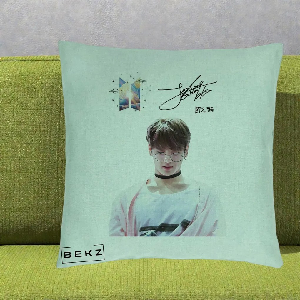 Perna Personalizata K-pop BTS Jungkook Portret cu Ochelari Autograf, 40x40 cm, Verde Menta, Husa Detasabila, Perna Inclusa, BEKZ®