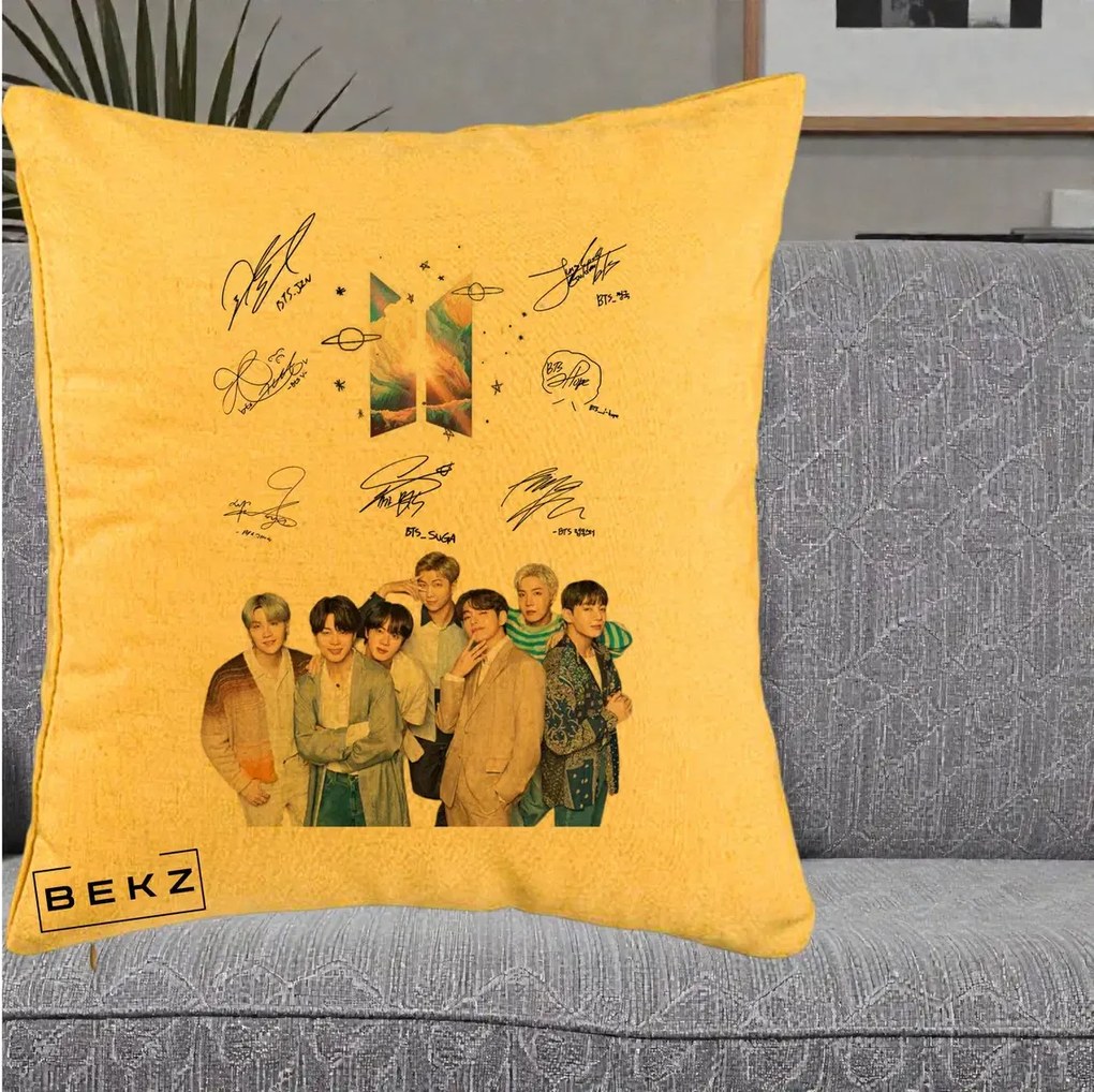 Perna Personalizata K-pop BTS Autografe Toti Membrii Fotografie, 40x40 cm, Galben, Husa Detasabila, Perna Inclusa, BEKZ®