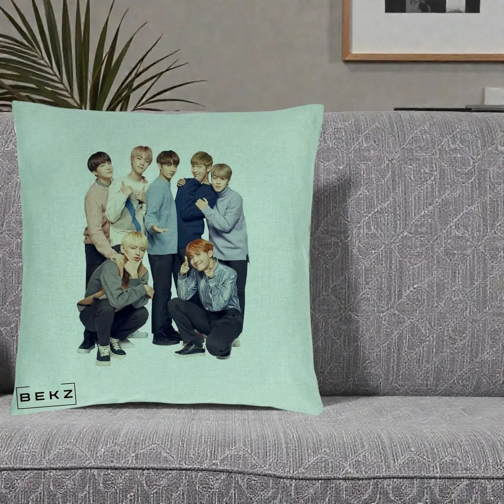 Perna Personalizata K-pop BTS Foto Grup In Picioare Tricoturi, 40x40 cm, Verde Menta, Husa Detasabila, Perna Inclusa, BEKZ®