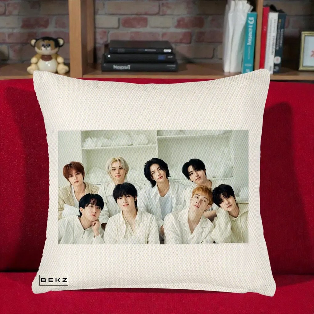 Perna Personalizata K-pop Stray Kids Foto Grup All-White Landscape, 40x40 cm, Crem Reliefat, Husa Detasabila, Perna Inclusa, BEKZ®