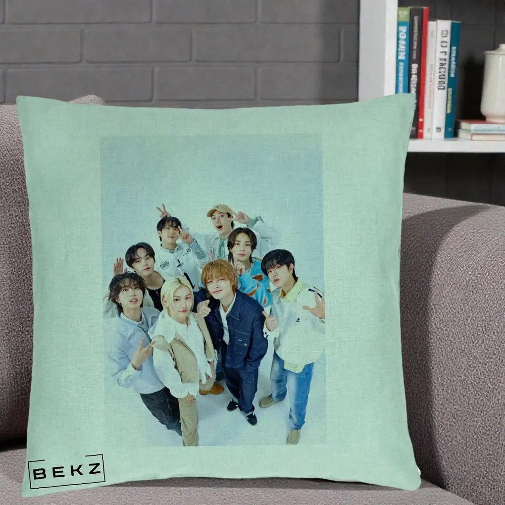 Perna Personalizata K-pop Stray Kids Foto Grup Alb cu 8 Membrii de Sus, 40x40 cm, Verde Menta, Husa Detasabila, Perna Inclusa, BEKZ®