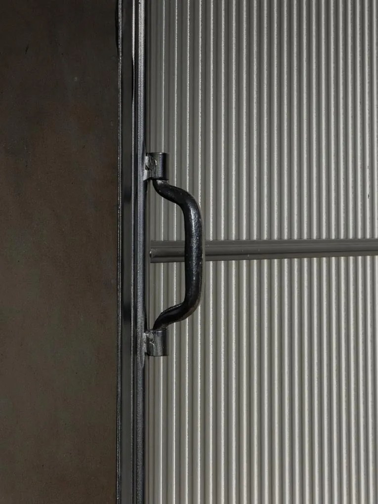 Dulap înalt și îngust industrial din metal și sticlă, negru, cu 2 uși, 3 rafturi și sticlă striată, 165 x 52 x 38 cm, „Malcolm”