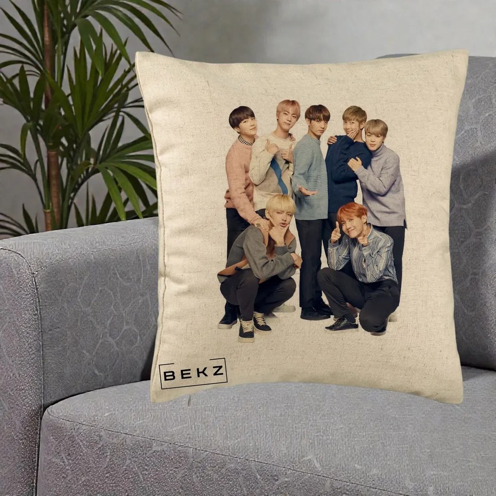 Perna Personalizata K-pop BTS Foto Grup In Picioare Tricoturi, 40x40 cm, Bej, Husa Detasabila, Perna Inclusa, BEKZ®