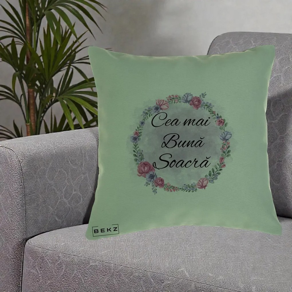 Cadou pentru Soacra - Perna Personalizata Cea mai Buna Soacra cu Coronita Flori Roz si Mov, 40x40 cm, Verde, Husa Detasabila, Perna Inclusa, BEKZ®