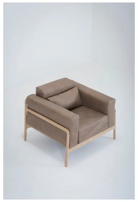 Fotoliu din piele bovină cu structură din lemn masiv de stejar Gazzda Fawn, maro deschis