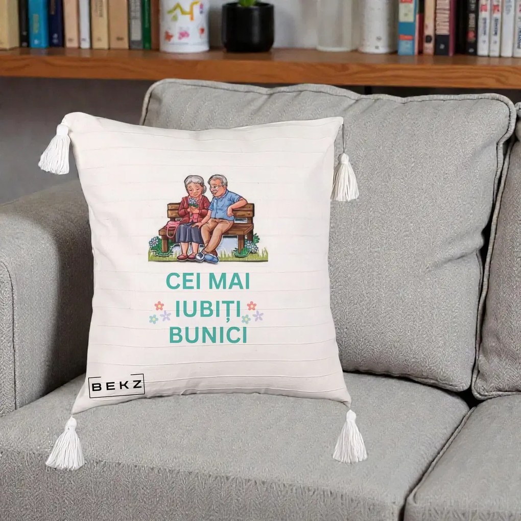 Cadou pentru Bunici - Perna Personalizata Cei Mai Iubiti Bunici Cuplu pe Banca Ilustratie, 40x40 cm, Bej cu Franjuri, Husa Detasabila, Perna Inclusa, BEKZ®