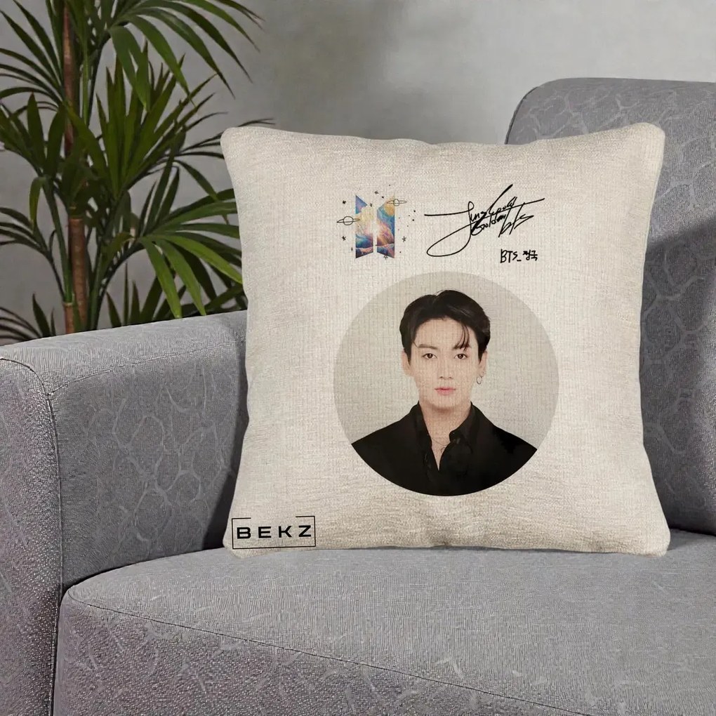 Perna Personalizata K-pop BTS Jungkook Portret cu Autograf, 40x40 cm, Bej Canapea, Husa Detasabila, Perna Inclusa, BEKZ®