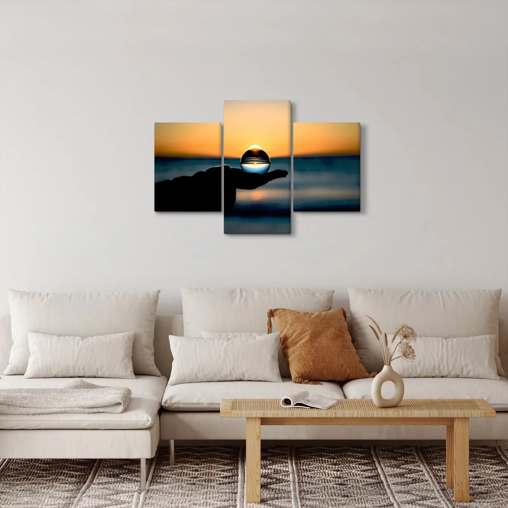 Tabloul cu bilă din sticlă în palmă (90x60 cm)