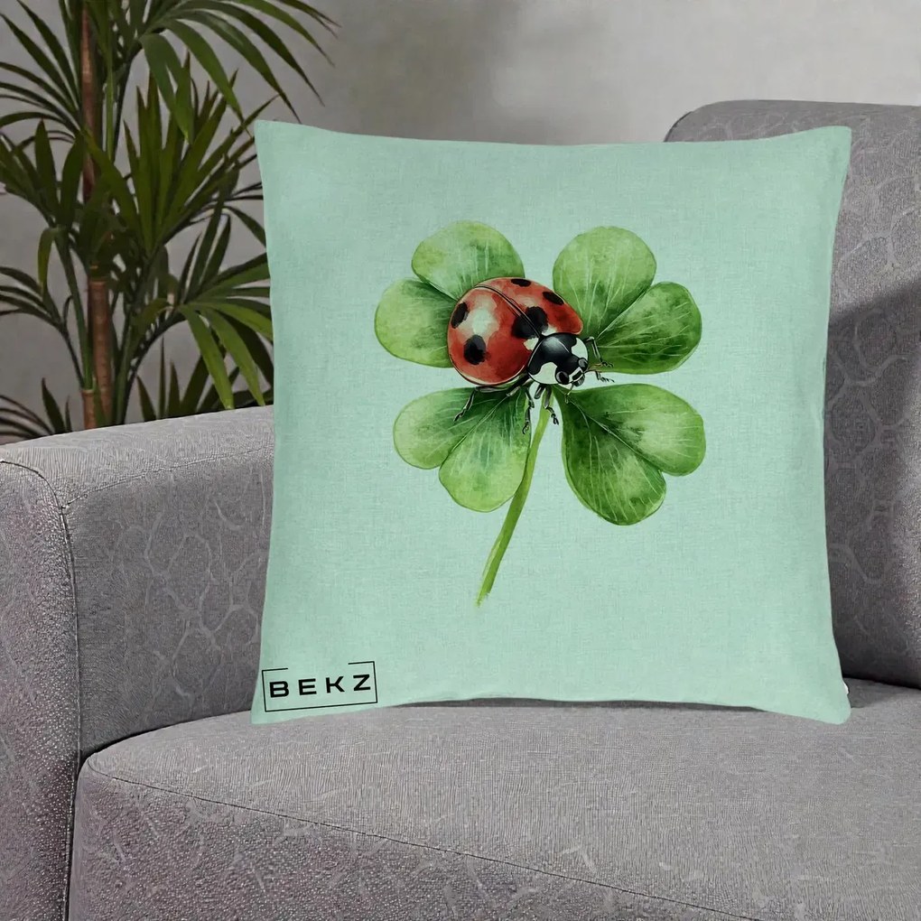 Perna Decorativa Buburuza Norocoasa pe Trifoi cu Patru Foi, 40x40 cm, Verde Menta, Husa Detasabila, Perna Inclusa, BEKZ®