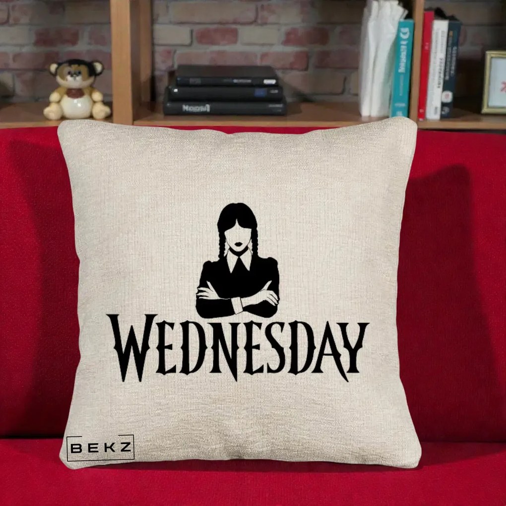 Perna Personalizata Wednesday Addams cu Brate Incrucisate, 40x40 cm, Bej Canapea, Husa Detasabila, Perna Inclusa, BEKZ®