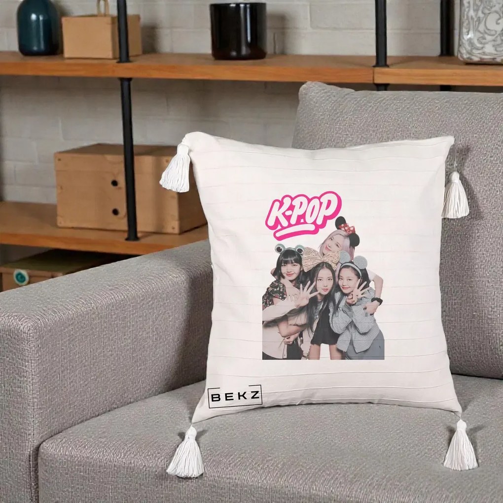 Perna Personalizata BLACKPINK K-Pop Grup Pozitii Amuzante, 40x40 cm, Bej cu Franjuri, Husa Detasabila, Perna Inclusa, BEKZ®