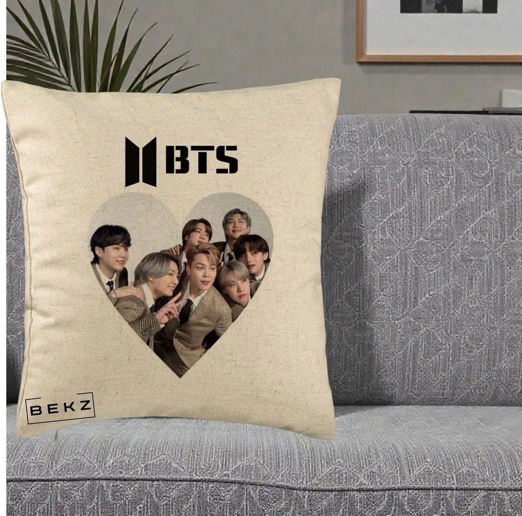 Perna Personalizata K-pop BTS Grup Fotografie in Inima, 40x40 cm, Bej, Husa Detasabila, Perna Inclusa, BEKZ®