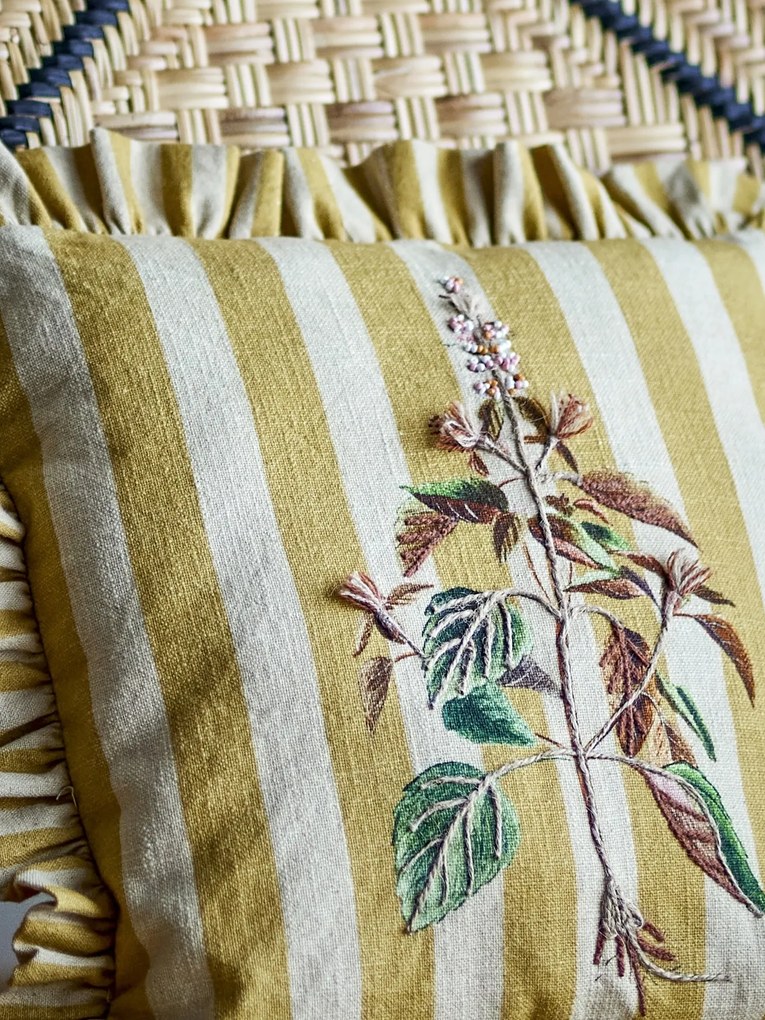 Pernă decorativă din bumbac, galben, dungi verticale, imprimeu botanic și broderie, margini cu volane, finisaj ignifug, 35 x 35 cm, „Camila”
