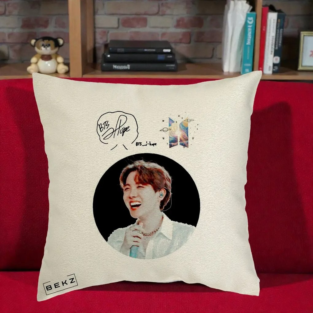 Perna Personalizata K-pop BTS J-Hope Portret cu Autograf, 40x40 cm, Ecru, Husa Detasabila, Perna Inclusa, BEKZ®