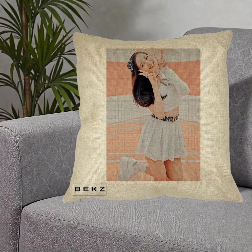 Perna Personalizata K-pop BLACKPINK Nayeon/Jisoo Tenis Alb, 40x40 cm, Crem, Husa Detasabila, Perna Inclusa, BEKZ®