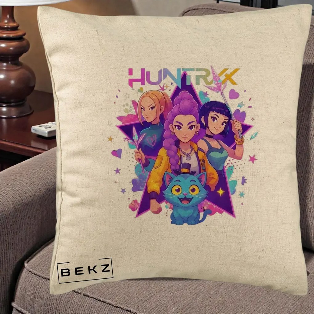 Perna Personalizata K-pop HUNTRX Trio cu Pisica Stele, 40x40 cm, Bej, Husa Detasabila, Perna Inclusa, BEKZ®