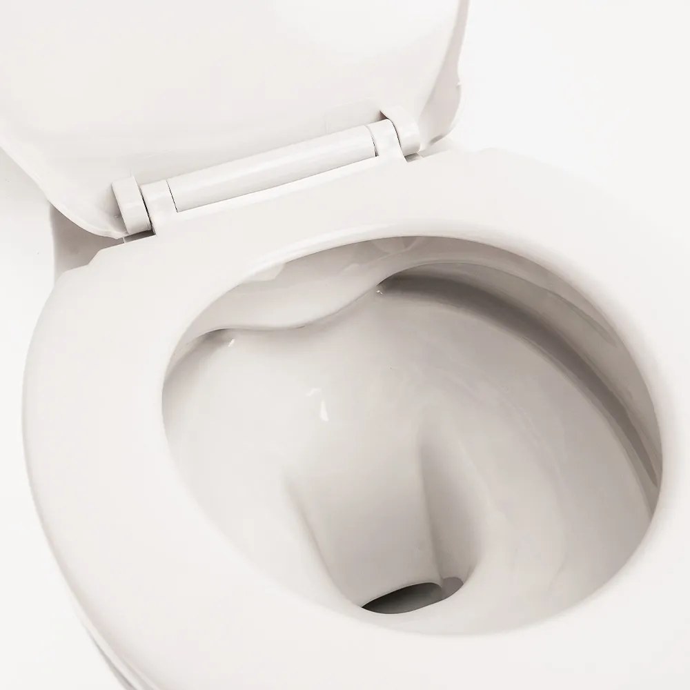 Toaletă Roya montată pe perete cu scaun