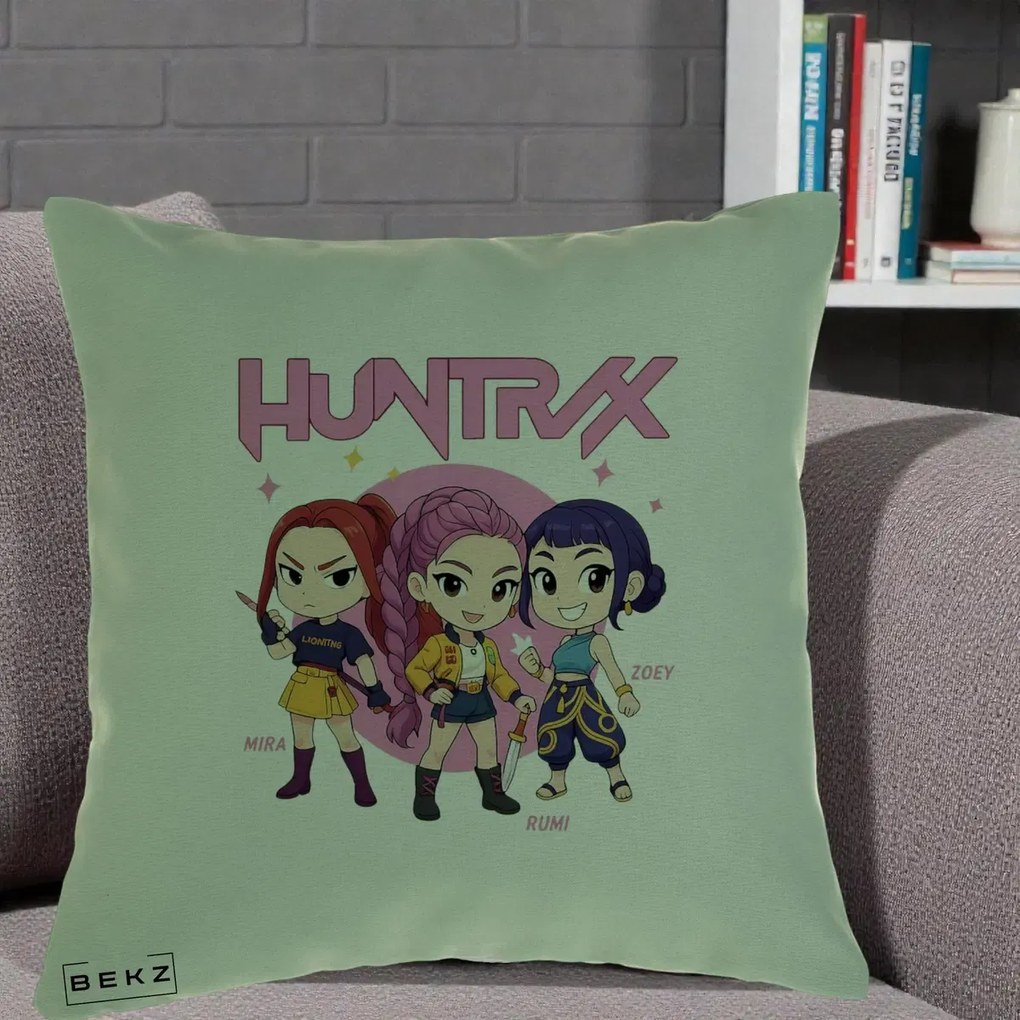 Perna Personalizata K-pop HUNTRX Trio Chibi cu Arme, 40x40 cm, Verde, Husa Detasabila, Perna Inclusa, BEKZ®