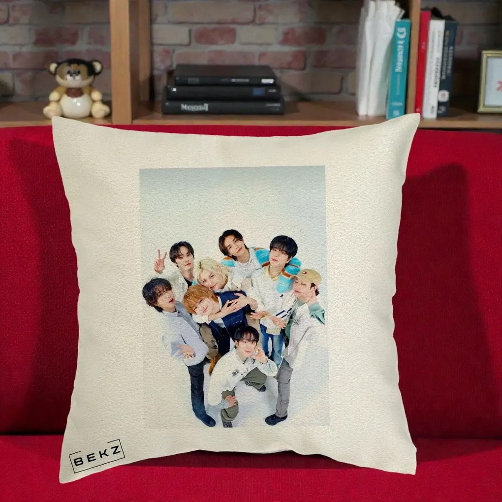 Perna Personalizata K-pop Stray Kids Foto Grup Bleu, 40x40 cm, Ecru, Husa Detasabila, Perna Inclusa, BEKZ®