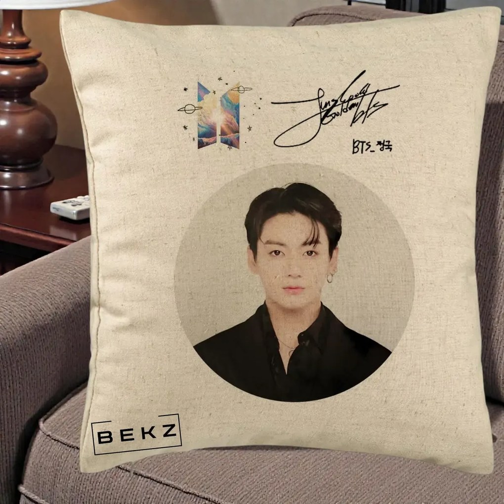 Perna Personalizata K-pop BTS Jungkook Portret cu Autograf, 40x40 cm, Bej, Husa Detasabila, Perna Inclusa, BEKZ®