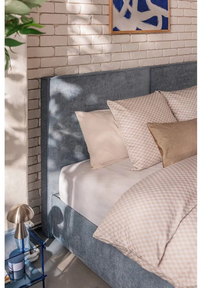 Pat matrimonial albastru tapițat cu spațiu de depozitare cu somieră 160x200 cm Thessa Bold – Bonami Selection