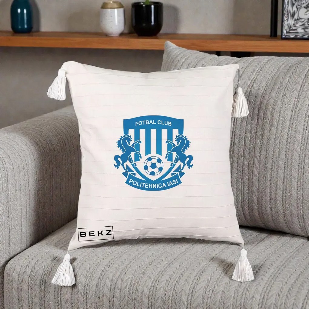 Perna Personalizata FC Politehnica Iasi Fotbal, 40x40 cm, Bej cu Franjuri, Husa Detasabila, Perna Inclusa, BEKZ®