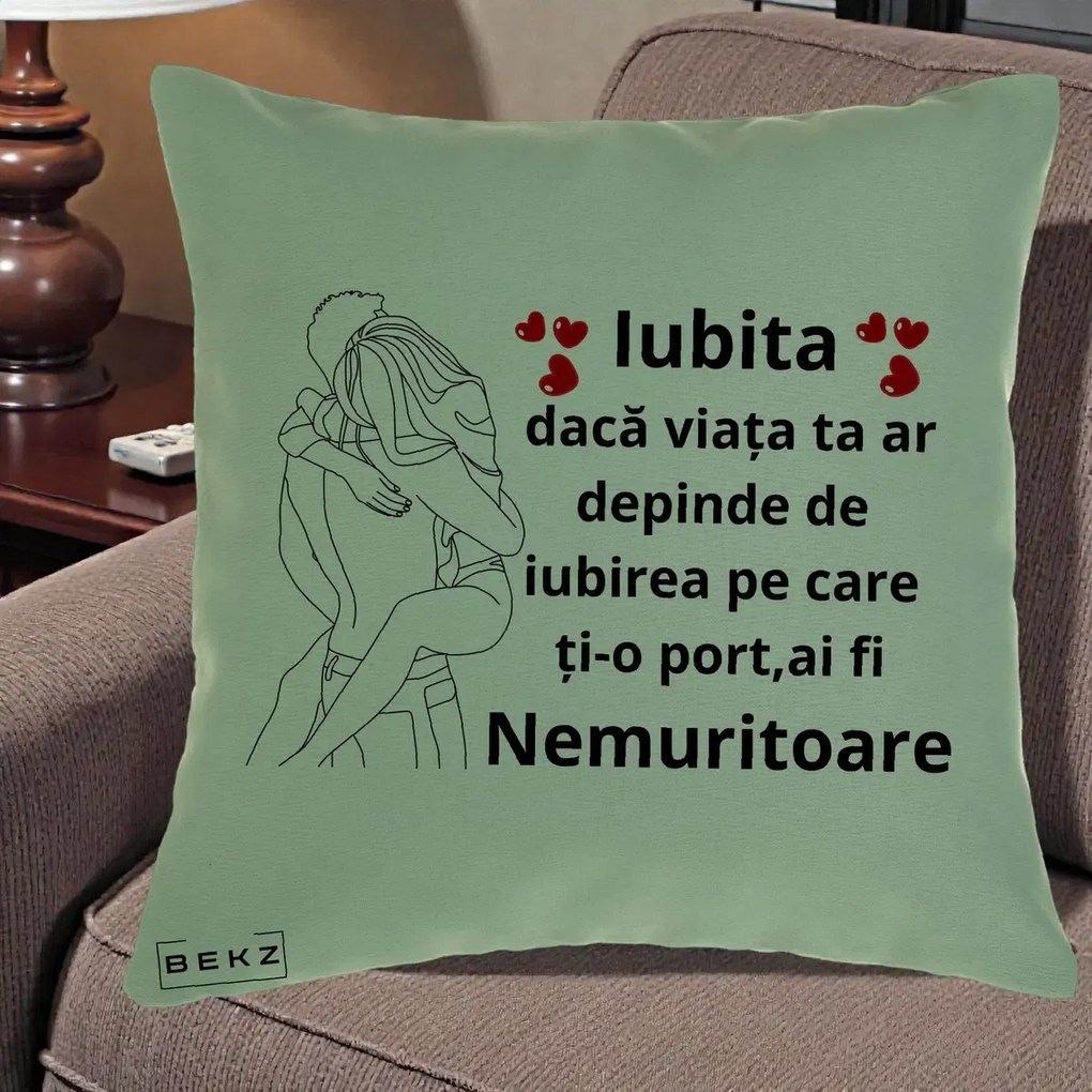 Cadou pentru Iubita - Perna Personalizata Iubita Nemuritoare cu Cuplu Line-Art si Inimi Rosii, 40x40 cm, Verde, Husa Detasabila, Perna Inclusa, BEKZ®