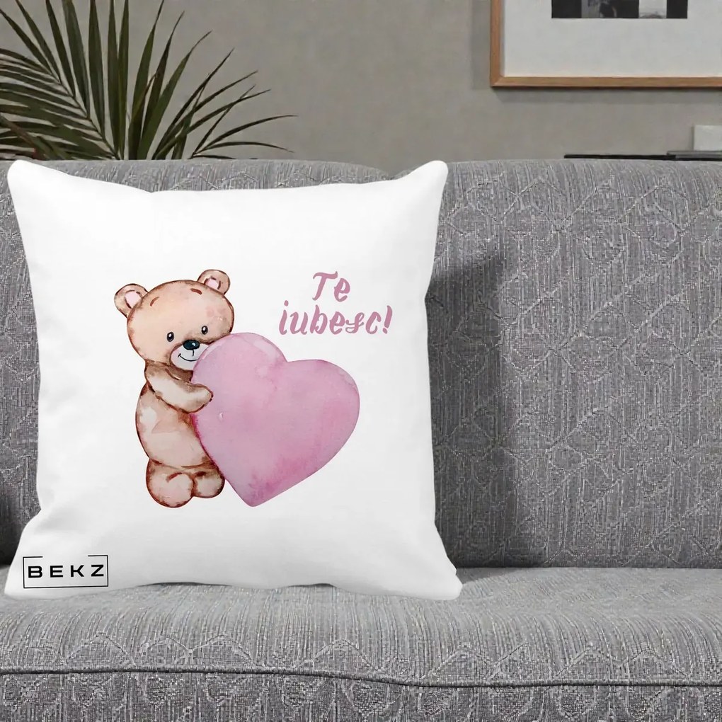 Cadou Romantic - Perna Personalizata Te Iubesc Ursulet cu Inima Roz Acuarela, 40x40 cm, Alba Mata, Husa Detasabila, Perna Inclusa, BEKZ®