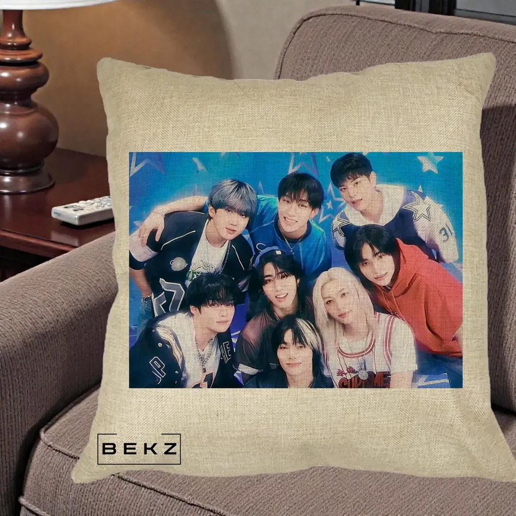 Perna Personalizata K-Pop Grup Foto Stele, 40x40 cm, Crem, Husa Detasabila, Perna Inclusa, BEKZ®