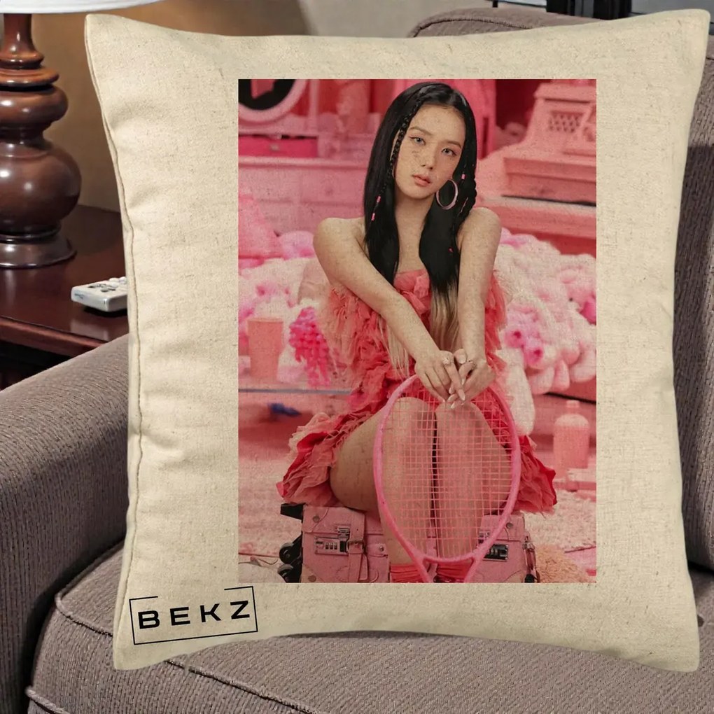 Perna Personalizata K-pop BLACKPINK Jisoo Pink Room, 40x40 cm, Bej, Husa Detasabila, Perna Inclusa, BEKZ®