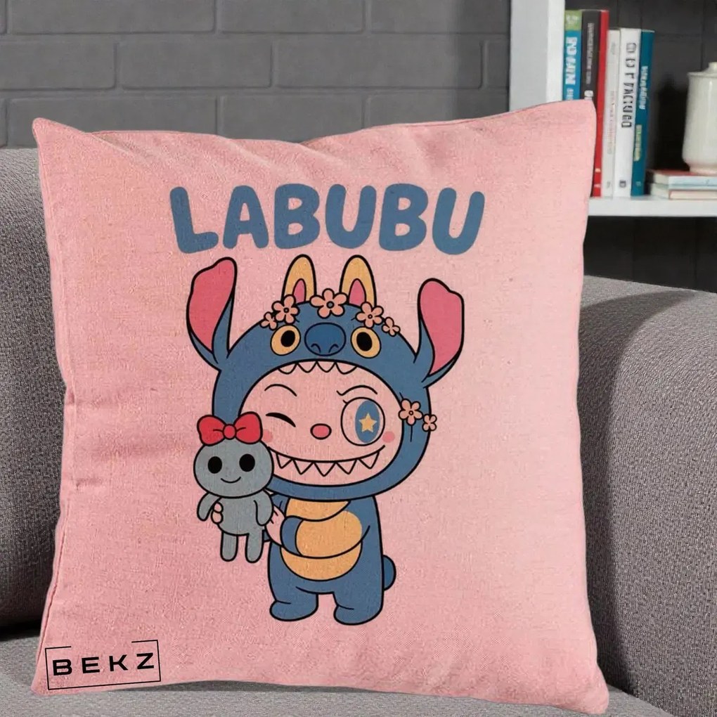 Perna Personalizata Labubu x Stitch cu Flori, 40x40 cm, Roz, Husa Detasabila, Perna Inclusa, BEKZ®