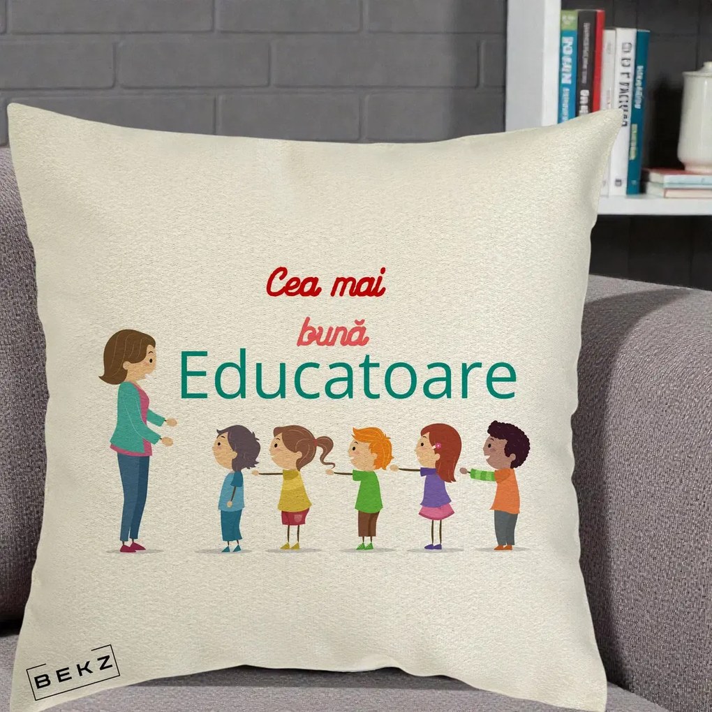 Cadou pentru Educatoare - Perna Personalizata Cea mai Buna Educatoare cu Ilustratie Copii si Educatoare, 40x40 cm, Ecru, Husa Detasabila, Perna Inclusa, BEKZ®