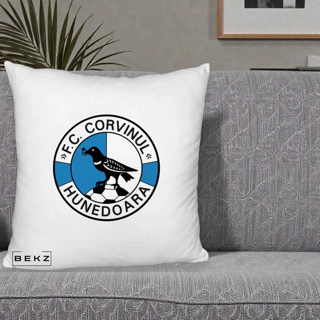 Perna Personalizata FC Corvinul Hunedoara Fotbal, 40x40 cm, Alb Pufos, Husa Detasabila, Perna Inclusa, BEKZ®