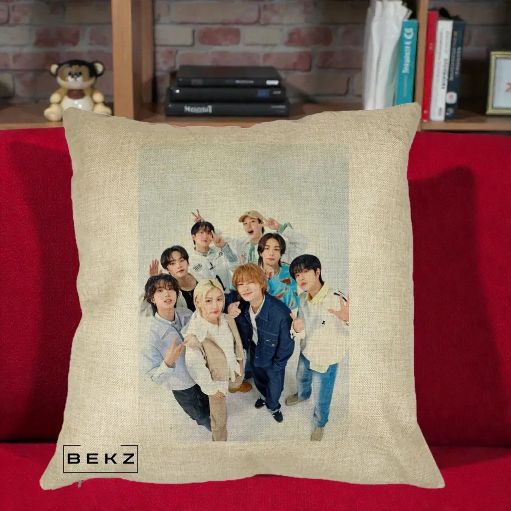 Perna Personalizata K-pop Stray Kids Foto Grup Alb cu 8 Membrii de Sus, 40x40 cm, Crem, Husa Detasabila, Perna Inclusa, BEKZ®