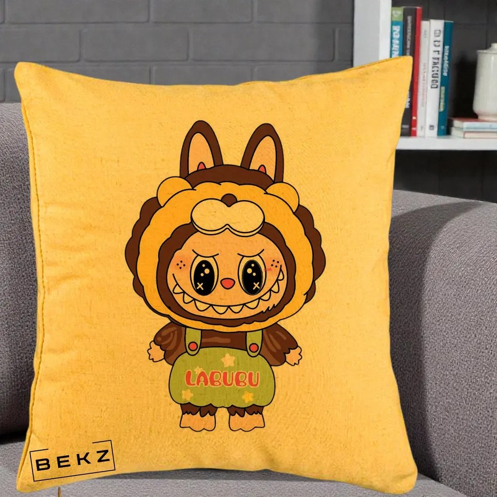 Perna Personalizata Labubu Leu Galben cu Salopeta, 40x40 cm, Galben, Husa Detasabila, Perna Inclusa, BEKZ®