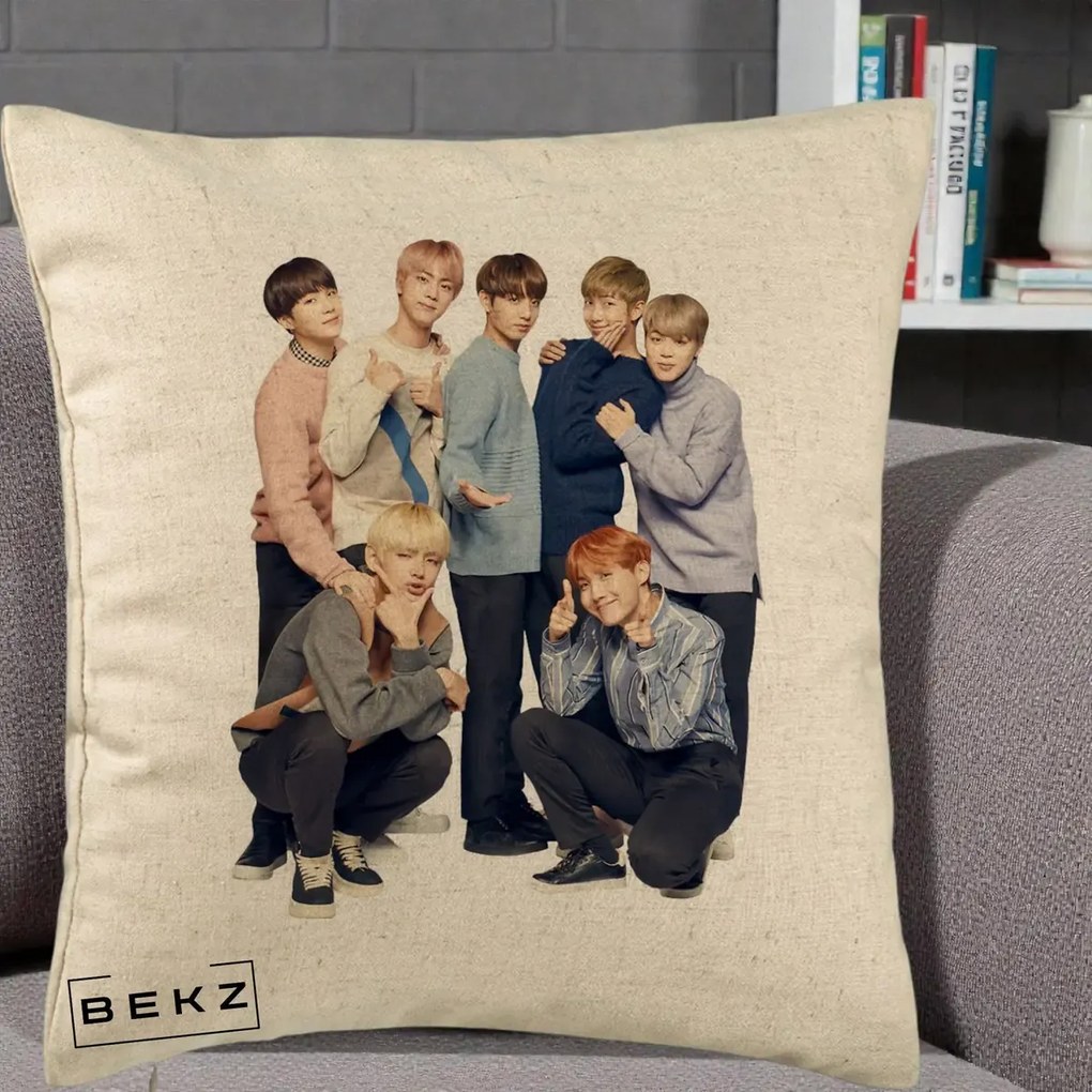 Perna Personalizata K-pop BTS Foto Grup In Picioare Tricoturi, 40x40 cm, Bej, Husa Detasabila, Perna Inclusa, BEKZ®