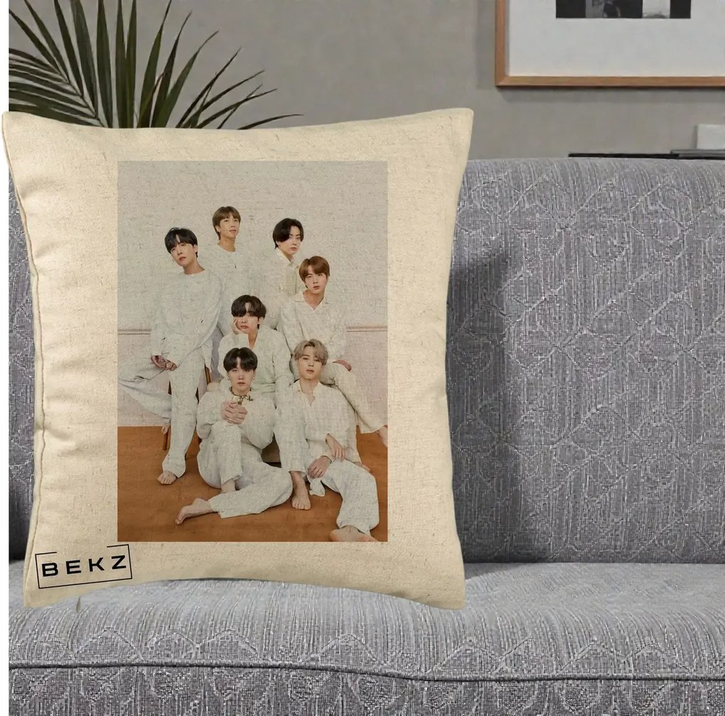 Perna Personalizata K-pop BTS Foto Grup All-White Elegant, 40x40 cm, Bej, Husa Detasabila, Perna Inclusa, BEKZ®