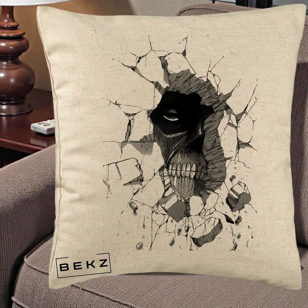 Perna Personalizata Attack on Titan Titan Crapand Zidul, 40x40 cm, Bej, Husa Detasabila, Perna Inclusa, BEKZ®