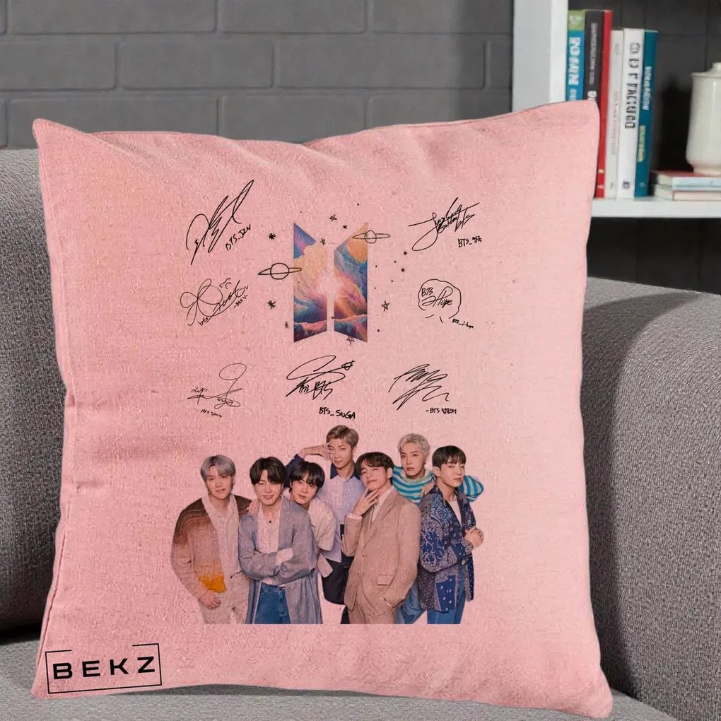 Perna Personalizata K-pop BTS Autografe Toti Membrii Fotografie, 40x40 cm, Roz, Husa Detasabila, Perna Inclusa, BEKZ®