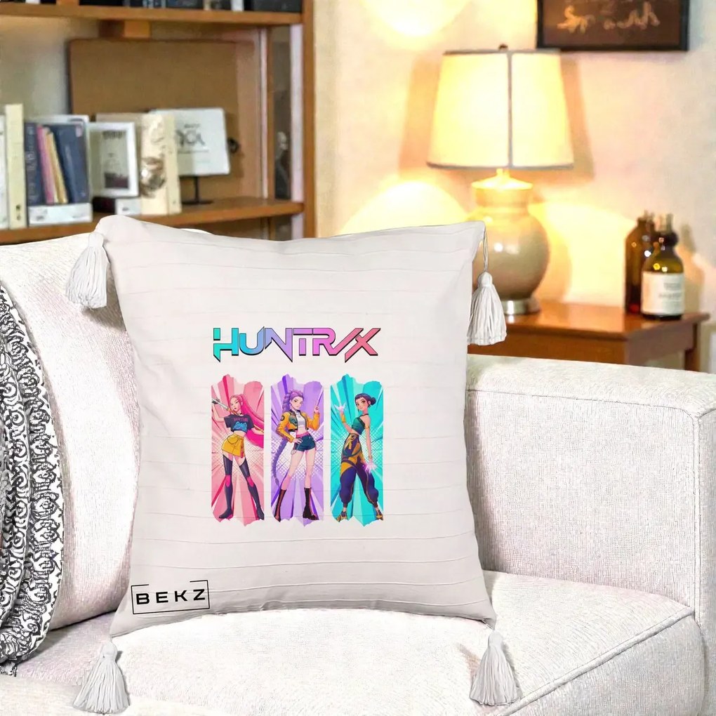 Perna Personalizata K-pop HUNTRX Trio cu Pisica in Benzi, 40x40 cm, Bej cu Franjuri, Husa Detasabila, Perna Inclusa, BEKZ®
