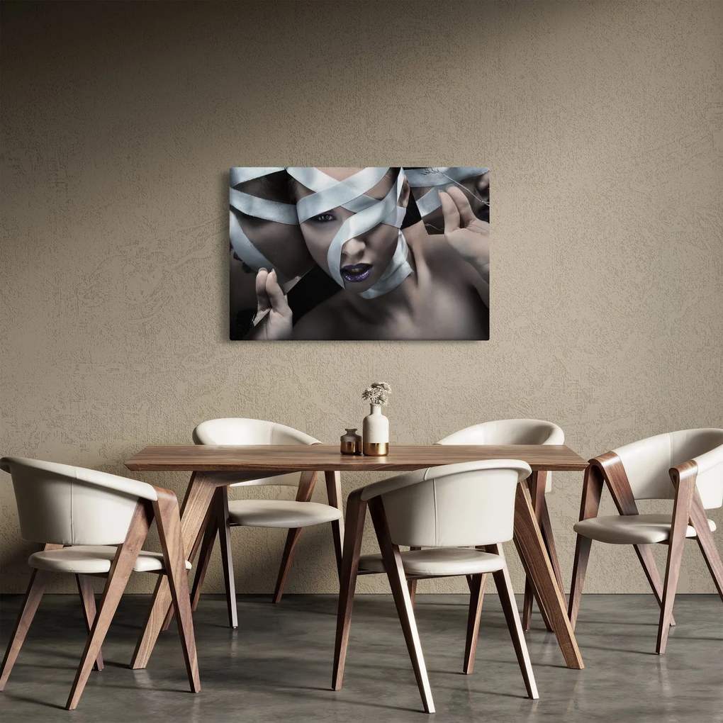 Tablou cu femeie și panglică (90x60 cm)