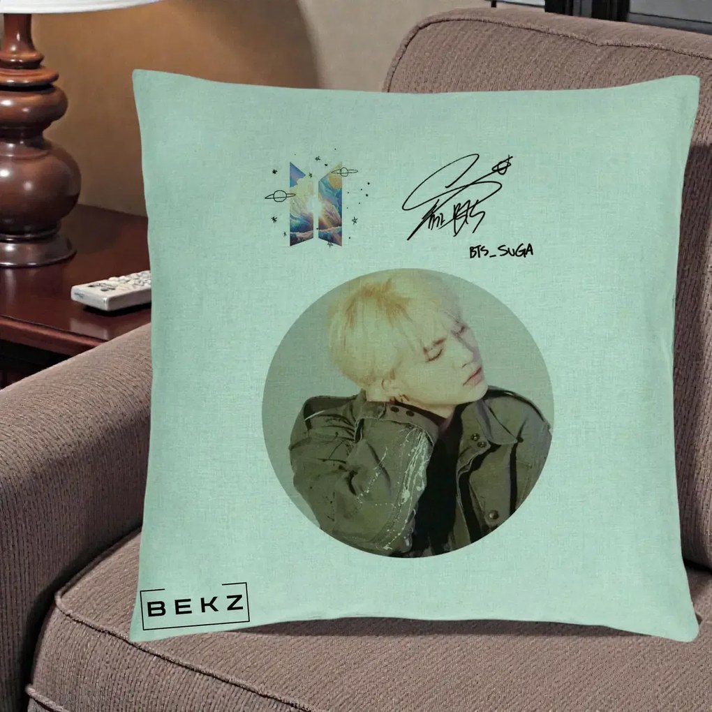 Perna Personalizata K-pop BTS Suga Portret cu Autograf, 40x40 cm, Verde Menta, Husa Detasabila, Perna Inclusa, BEKZ®