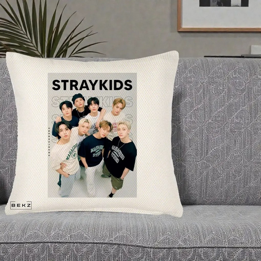 Perna Personalizata K-pop Stray Kids STRAYKIDS Alb-Negru cu Foto Grup, 40x40 cm, Crem Reliefat, Husa Detasabila, Perna Inclusa, BEKZ®
