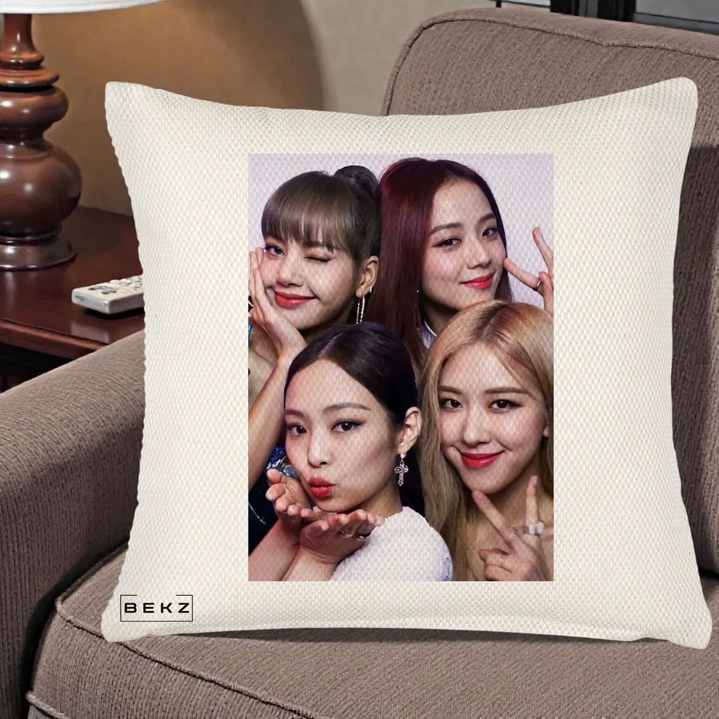 Perna Personalizata K-pop BLACKPINK Foto Grup Selfie 4 Membre, 40x40 cm, Crem Reliefat, Husa Detasabila, Perna Inclusa, BEKZ®