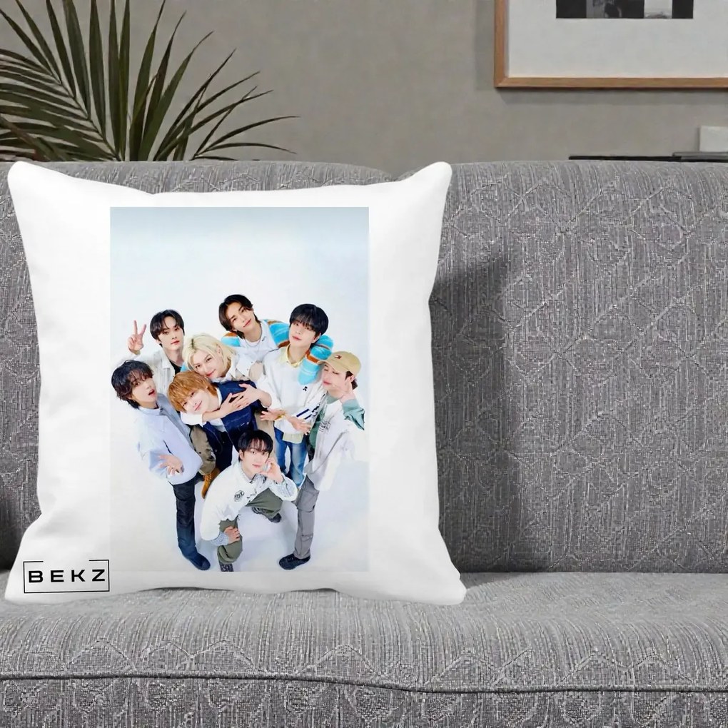 Perna Personalizata K-pop Stray Kids Foto Grup Bleu, 40x40 cm, Alba Mata, Husa Detasabila, Perna Inclusa, BEKZ®